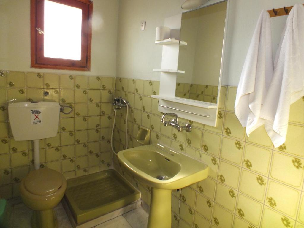 Athina Hotell Koinyra Exteriör bild